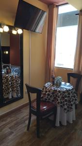 CallampayaHotel Paraíso的一间带桌子和窗户的用餐室