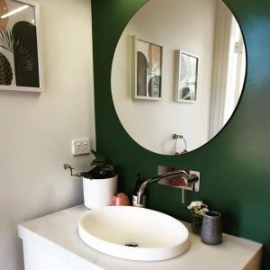 PohokuraMill House的浴室设有白色水槽和镜子