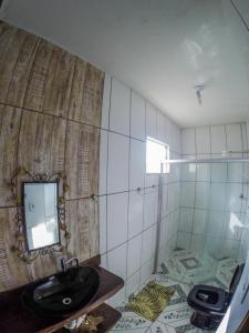 卡兰卡斯Casa Da Cléo Carrancas的浴室设有水槽和墙上的镜子