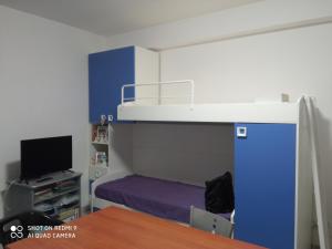 马斯卡利Le Case di Zu Zù的一间小房间,配有双层床和电视
