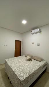 卡宁德圣弗朗西斯科Pousada Boa Vista的一间白色客房内的床铺卧室