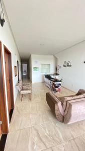 卡宁德圣弗朗西斯科Pousada Boa Vista的客厅配有沙发和桌子