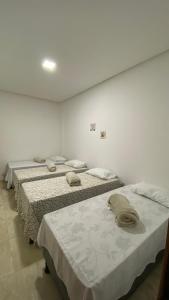 卡宁德圣弗朗西斯科Pousada Boa Vista的房间里一排三张床