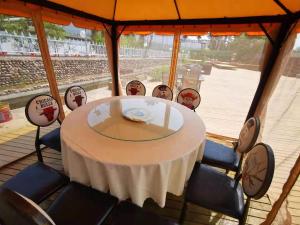 Huangkan北京水长城心道•溪台小筑民宿的一张带椅子的圆桌和白色桌布