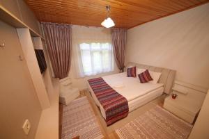 番红花城Emiroğlu Konak Otel的一间小卧室,配有床和窗户