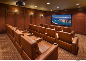 特拉基Hyatt Vacation Club at Northstar Lodge的一间会议室,配有棕色椅子和平面电视