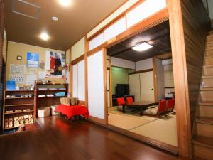 丰冈市Kinoie - Vacation STAY 19748v的客厅设有大型滑动玻璃门和桌子