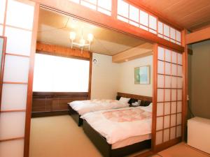 丰冈市Kinoie - Vacation STAY 19748v的一间卧室设有两张床和窗户。