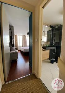 朗格勒Le Gîte des Lumières的客房享有带镜子和浴室的景致。