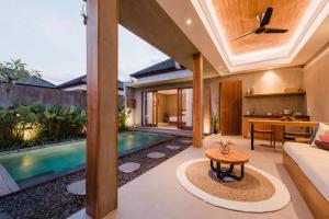 乌布Madara Ubud Villas的开放式客厅,带游泳池和房子
