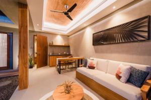 乌布Madara Ubud Villas的客厅配有白色沙发和吊扇