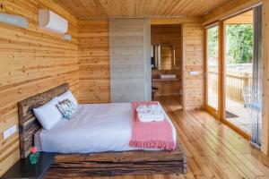 Cabana de BergantiñosCabanas de Canduas的小木屋卧室配有床和阳台