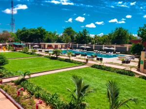 尼亚美Bravia Hotel Niamey的度假村游泳池的图片