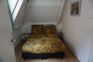 ZandhuizenCharmantbuiten的一间小卧室,阁楼上配有一张床