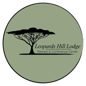 卢萨卡Leopards Hill Lodge的山间小屋的标志圆圈中的一棵树