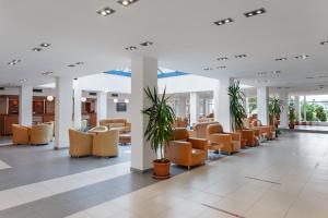 萨图恩塞雷纳酒店的医院里的一个等候区,有橙色椅子