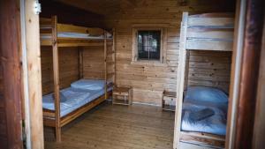 布拉迪斯拉发Camping Divoká Voda的小屋内带两张双层床的客房