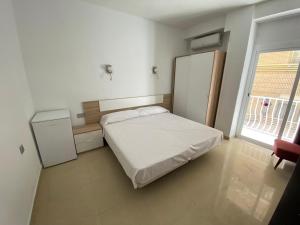 贝尼多姆Hotel Molí Beach的一间小卧室,配有床和窗户
