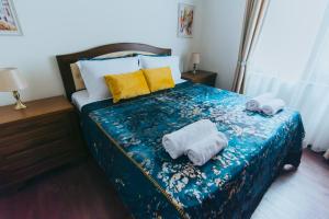 哈斯科沃RELAX Apartments in HASKOVO, Apt1的一间卧室配有带毛巾的床