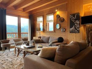 马尼戈Chalet Alpaga Location de prestige的客厅配有沙发和桌子