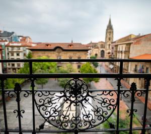 奥维多Soho Boutique Oviedo的阳台享有城市美景。