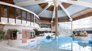 萨利色尔卡假日俱乐部萨利色尔卡酒店的大楼内的大型室内游泳池