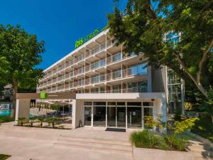 金沙ibis Styles Golden Sands Roomer Hotel的上面有标志的办公楼