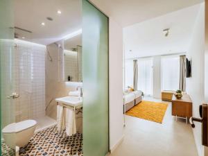金沙ibis Styles Golden Sands Roomer Hotel的一间带卫生间和水槽的浴室
