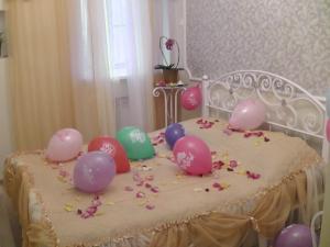 圣彼得堡伊登豪斯酒店的桌上的带气球的蛋糕