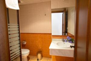 扎哈拉Hostal Rural Zahara的一间带水槽、卫生间和镜子的浴室