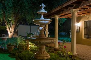 布隆方丹Toscana Estate的花园中央的大型喷泉