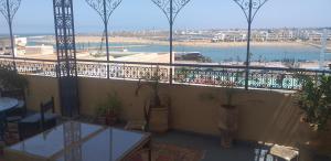 拉巴特dar wassim el ghali的享有海滩和海洋景致的阳台