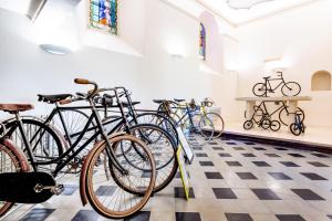 萨路特德沃克吕兹Le Nesk Ventoux - Hotel的一排自行车停放在一间设有 ⁇ 板的房间里