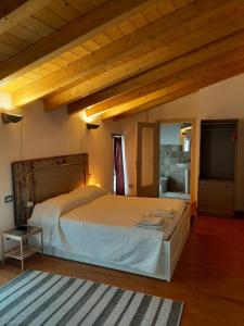 托斯科拉诺-马德尔诺Atlante的一间卧室设有一张大床和一个大镜子