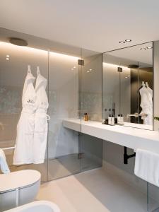 尼科洛西Criu Boutique Hotel的一间带水槽和镜子的浴室