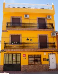 MontielVivienda turística María de Padilla的带阳台的黄色建筑