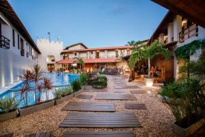 塞古罗港拉托雷全包度假酒店的一座带游泳池的建筑的庭院
