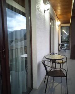 卡兹贝吉ELSADA的美景阳台配有桌椅