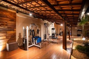 塞古罗港拉托雷全包度假酒店的健身房设有跑步机和椭圆机