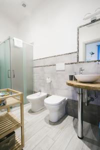 的里雅斯特Rossetti Rooms的一间带水槽、卫生间和镜子的浴室