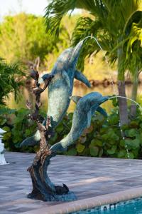 自由港市海豚湾公寓式酒店的树枝上雕刻的海豚雕像