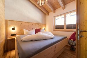 Quality Hosts Arlberg - ALPtyrol Appartements客房内的一张或多张床位
