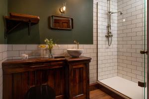 康威格温芙琳旅馆的浴室配有盥洗盆和浴缸。