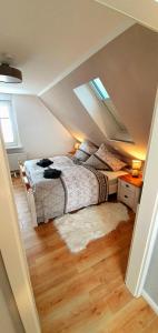 DarlingerodeFerienhaus Darlingerode的阁楼卧室配有两张床和地毯。