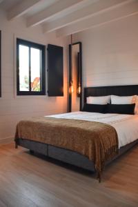 EsteponaCasa del Sol Estepona的一间卧室设有一张大床和一个窗户。