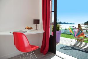 圣皮埃尔拉吉尔卡尼斯酒店的阳台的红色椅子和书桌