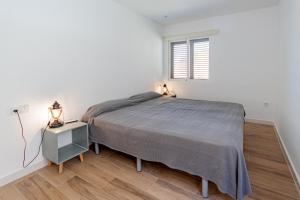 拉曼加戴尔马尔梅纳Optimist 2的白色的卧室设有床和窗户