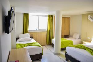 卡塔赫纳Hotel Isla Capri的酒店客房设有两张床和窗户。