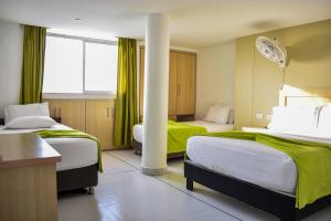 卡塔赫纳Hotel Isla Capri的酒店客房带两张床和一栏