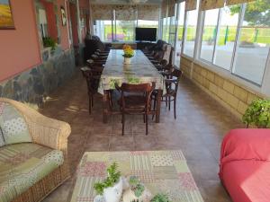 代尔特布雷Mas Panoli的一间带长桌和椅子的用餐室